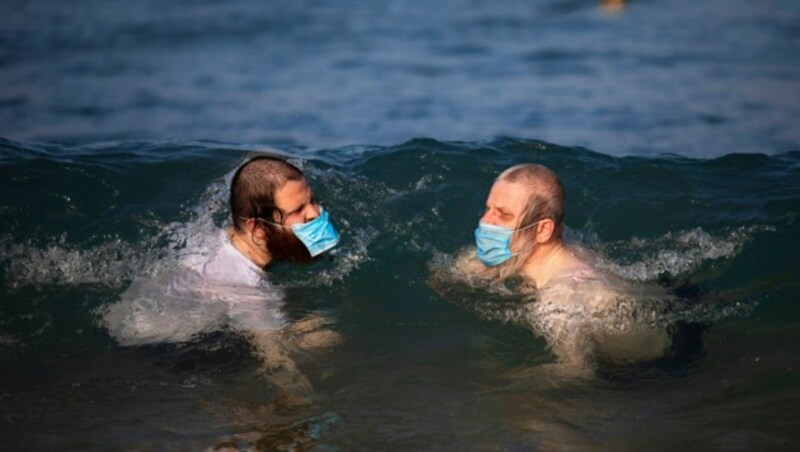 Baden mit Mundschutz: Israel steckt in der zweiten Welle. (Bild: AP)