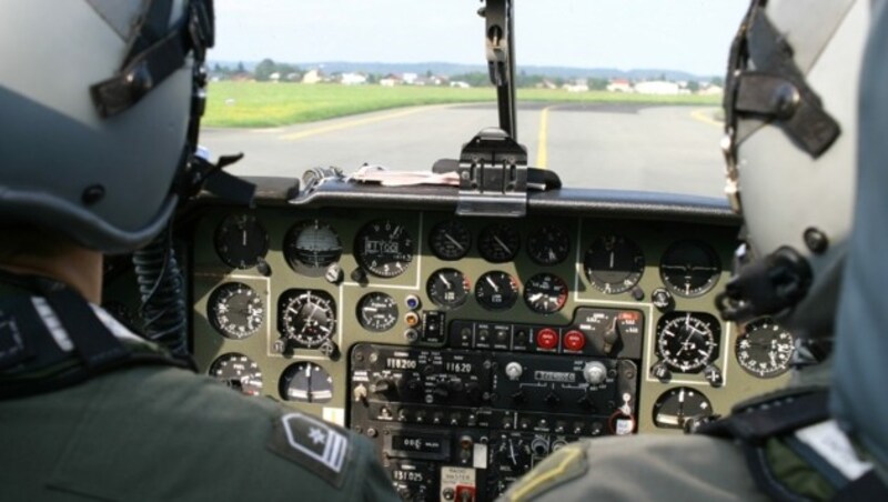 Klassisches Cockpit, im Vergleich zu modernen Jets aber veraltet (Bild: Georg Mader)