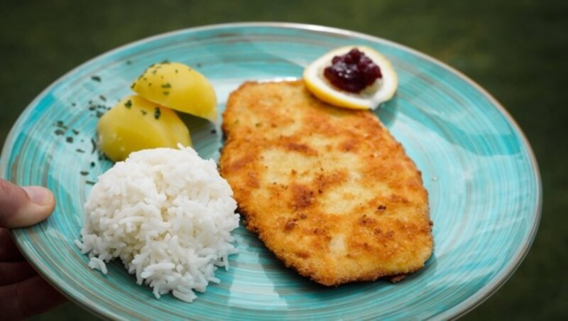 Vom Faschierten für die Spaghetti-Sauce bis zum Schnitzel: Das Fleischlos-Sortiment der Ulrichsberger wächst ständig. (Bild: Wenzel Markus)