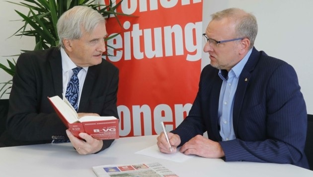 Der Innsbrucker Anwalt Dr. Ivo Greiter - im Gespräch mit „Krone“-Redakteur Markus Gassler - kämpft seit Jahren für die Halbierung des Weisungsrechtes. Ein Justizminister soll Anklagen von der Staatsanwaltschaft einfordern, aber nicht einstellen lassen können. (Bild: Christof Birbaumer)