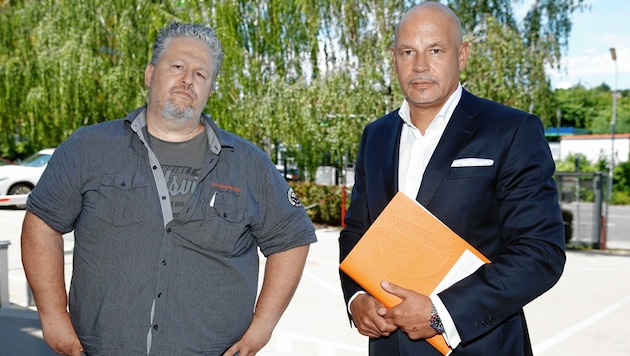Kämpferisch: Ex-Betriebsrat Richard Brandl (li.) mit Anwalt Johannes Bügler (Bild: Reinhard Holl)