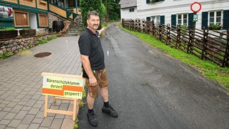 Wirt Hubert Grassauer hofft wie alle anderen, dass die Klamm bald wieder öffnet. (Bild: Elmar Gubisch)