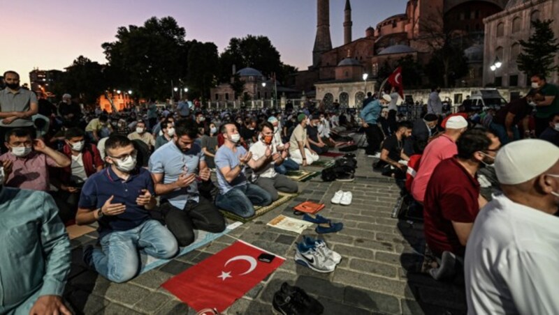 Muslime beten vor der Hagia Sophia in Istanbul. (Bild: AFP)