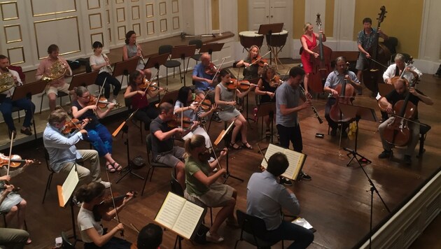 Die Camerata Salzburg bei der Generalprobe für die ersten fünf Mozart-Konzerte nach dem Lockdown im Großen Saal der Stiftung Mozarteum. Abends wird zweimal gespielt. (Bild: Shane Woodborne, Camerata Salzburg)