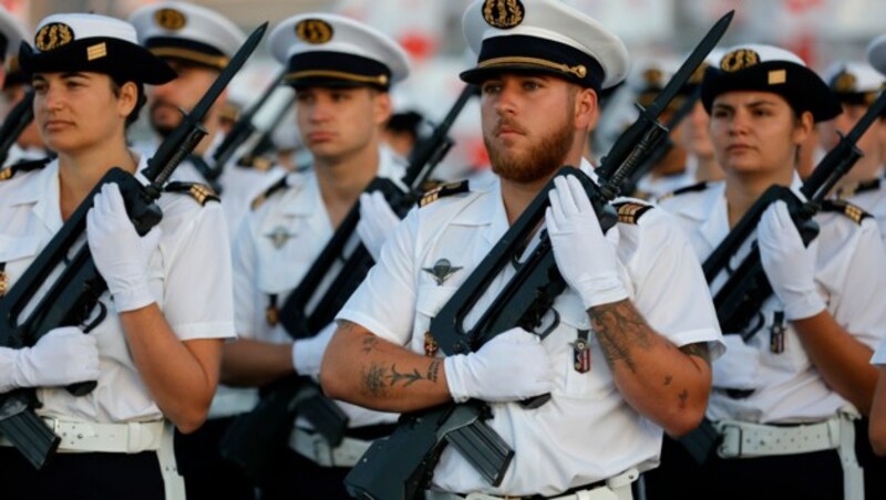 Das französische Militär übt seine Marschformation vor der diesjährigen Parade. (Bild: APA/AFP/Thomas SAMSON)