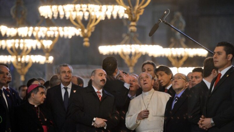 November 2014: Der Papst bestaunt die Hagia Sophia. (Bild: AFP PHOTO/FILIPPO MONTEFORTE)