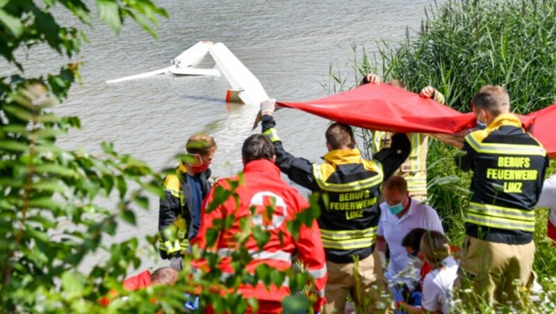 Das Flugzeug lag im seichten Wasser beim Jachthafen. (Bild: Harald Dostal)