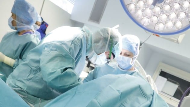 Die Salzburger Landeskliniken sind derzeit damit beschäftigt, den Rückstau von gut 1000 Operationen abzuarbeiten (Bild: Birbaumer Christof)