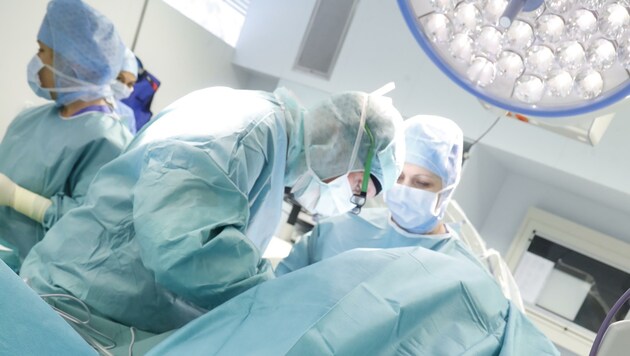 Die Salzburger Landeskliniken sind derzeit damit beschäftigt, den Rückstau von gut 1000 Operationen abzuarbeiten (Bild: Birbaumer Christof)