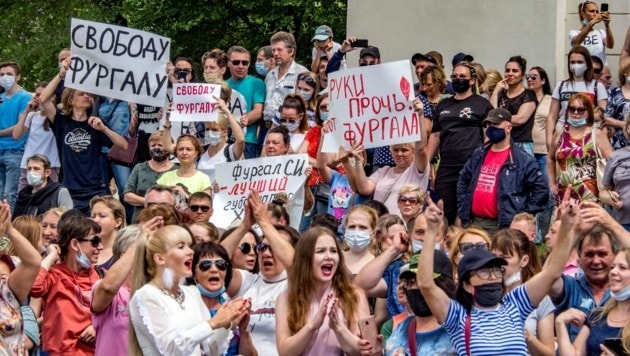 Im äußersten Osten Russlands ist es nach der Festnahme des Gouverneurs Sergej Furgal zu größeren Protesten gekommen. Zehntausende Menschen wandten sich am Wochenende gegen das Vorgehen der Behörden in Moskau in dem Fall und forderten auch den Rücktritt von Präsident Wladimir Putin. (Bild: AP)