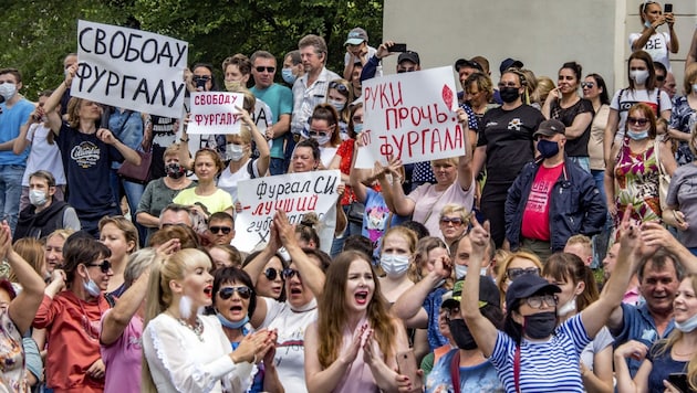 Im äußersten Osten Russlands ist es nach der Festnahme des Gouverneurs Sergej Furgal zu größeren Protesten gekommen. Zehntausende Menschen wandten sich am Wochenende gegen das Vorgehen der Behörden in Moskau in dem Fall und forderten auch den Rücktritt von Präsident Wladimir Putin. (Bild: AP)