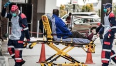 Ein Corona-Patient wird in ein Spital in Port Elizabeth (Südafrika) eingeliefert. (Bild: AFP)