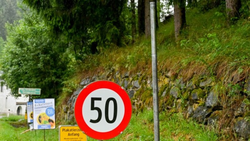 Die beiden Ortstafeln wurden heimlich abgeschraubt, zurück blieb diese Metallstange. (Bild: © Harald Dostal)