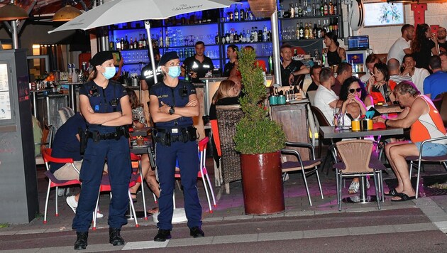 Die Polizei kontrollierte die Einhaltung der Maskenpflicht in Velden. (Bild: Hermann Sobe)