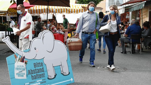 Marktbesucher mit Schutzmasken am Benediktinermarkt in Klagenfurt (Bild: APA/GERT EGGENBERGER)