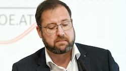 FPÖ-Generalsekretär Christian Hafenecker ärgert sich über weitergereichte Chats aus einer internen FPÖ-Gruppe. (Bild: APA/Roland Schlager)