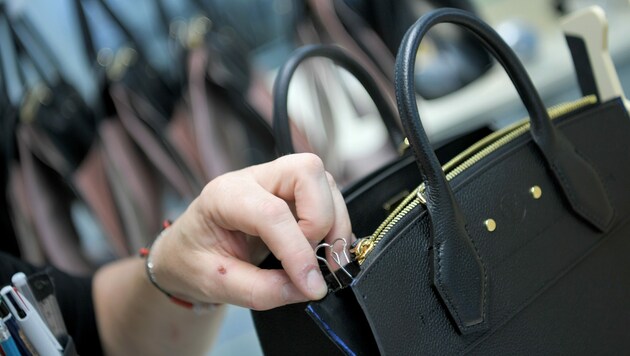 Hochpreisige Designertaschen liegen derzeit voll im Trend. (Bild: LOIC VENANCE / AFP)