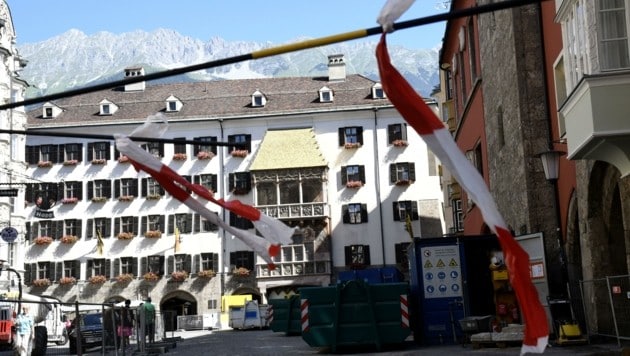 Innsbrucks Wahrzeichen ist verwaist im Vergleich zu früher. Ein Jahr lang wird umgebaut. (Bild: Andreas Fischer)