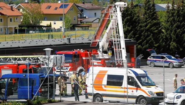 Bei einem Kinderfest in Golling (Tennengau) ist die Teleskopmastbühne der Feuerwehr zu nahe an eine Stromleitung geraten. Vier Kinder und ein Feuerwehrmann waren in diesem Moment im Korb. (Bild: Markus Tschepp)