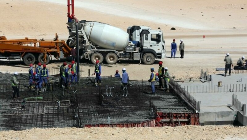 Betonierarbeiten in der Stadt El Gubba im Jahr 2013 (Bild: AFP)