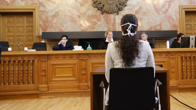 Die Angeklagte (17) vor dem Richtersenat (Bild: Tschepp Markus)