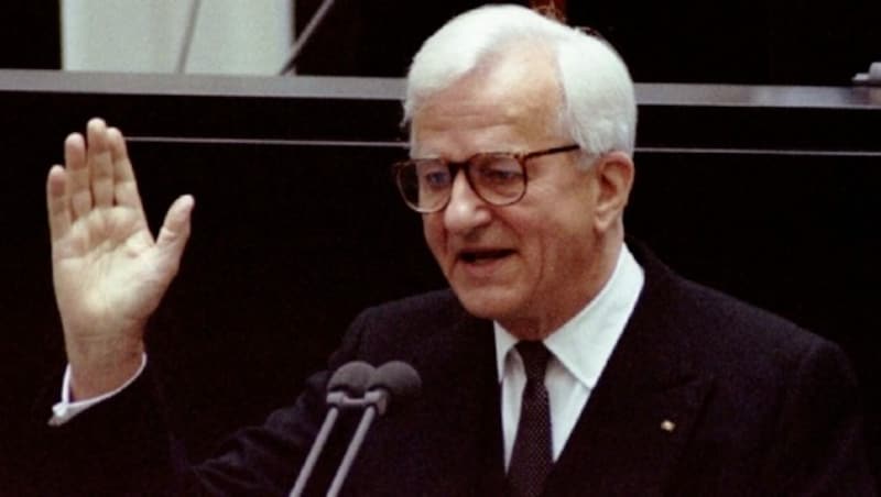 1990 an Havels Seite: Deutschlands Bundespräsident Richard Weizsäcker (Bild: Reuters)