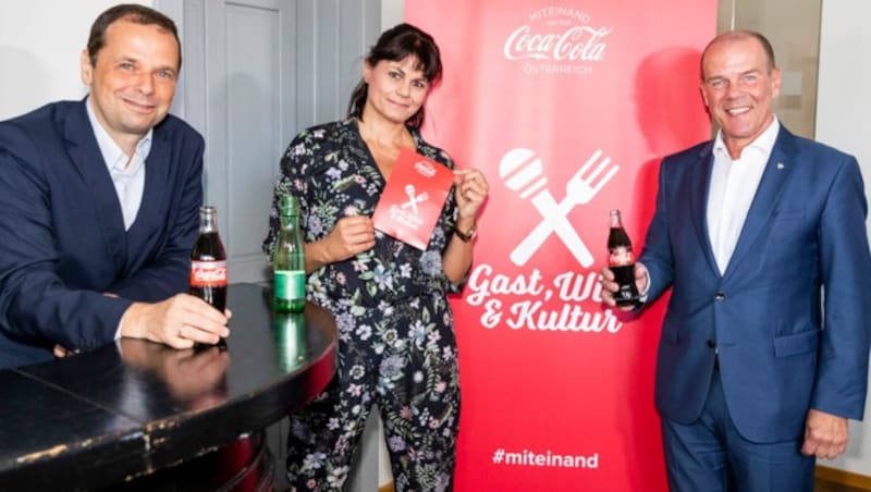 Philipp Bodzenta, Unternehmenssprecher Coca-Cola Österreich (li.), Kabarettistin Eva Maria Marold und Peter Dobcak, Gastro-Chef in der Wirtschaftskammer Wien, freuen sich auf die Gasthaus-Kabarett-Roadshow. (Bild: Coca-Cola/www.martinsteiger.at)