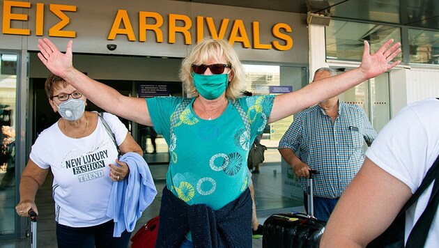 Endlich wieder Urlaub! Trotz der langen Wartezeiten und einer möglichen Quarantäne ist die Freude bei den ankommenden Touristen sehr groß. (Bild: AP)