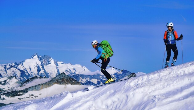 Skifahren im Sommer ist am Mölltaler Gletscher möglich. Im Hintergrund thront der mächtige Großglockner. (Bild: Wallner Hannes)