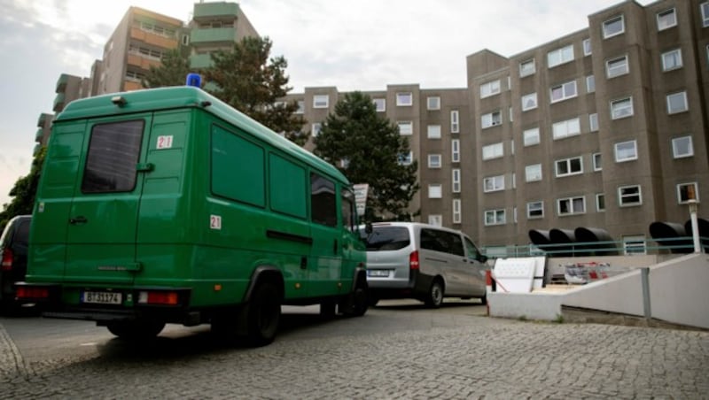 Polizeifahrzeuge vor einem Gebäude im Berliner Bezirk Gesundbrunnen (Bild: AP)