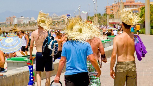 „Saufurlaubern“ soll in Mallorca nun Einhalt geboten werden. (Bild: stock.adobe.com, krone.at-Grafik)