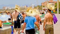 „Saufurlaubern“ soll in Mallorca nun Einhalt geboten werden. (Bild: stock.adobe.com, krone.at-Grafik)