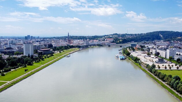 2006 fiel der Donausteg schon einmal ins Wasser – vielleicht ist aber jetzt die Zeit reif dafür? (Bild: Dostal Harald)