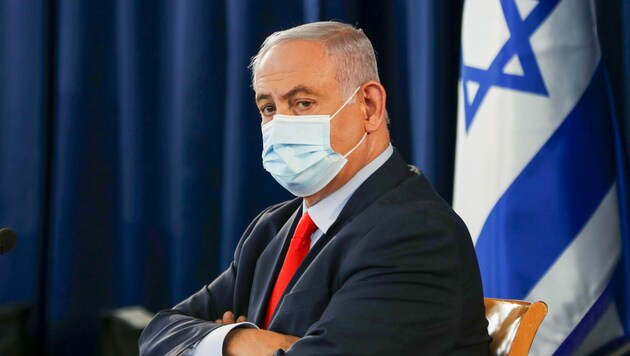 Israels Premier Benjamin Netanyahu will die Wirtschaft unter anderem mit einer Einmalzahlung an alle Israelis „wieder in Gang bringen“. (Bild: APA/AFP/POOL/RONEN ZVULUN)