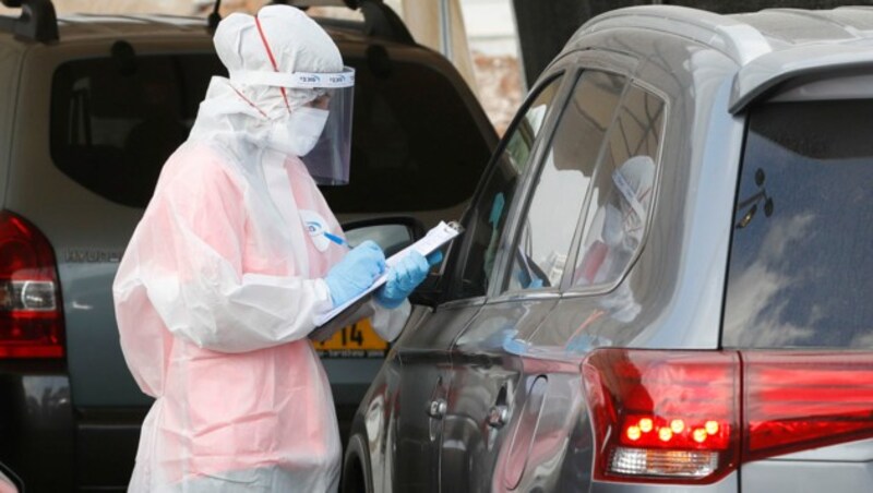 Corona-Tests im Vorbeifahren in Tel Aviv (Bild: APA/AFP/JACK GUEZ)