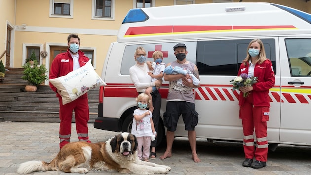 Die Rettungssanitäter Alina Frühwirth und Thomas Zöchbauer gratulieren der Familie Seiberl. (Bild: Rotes Kreuz OÖ)