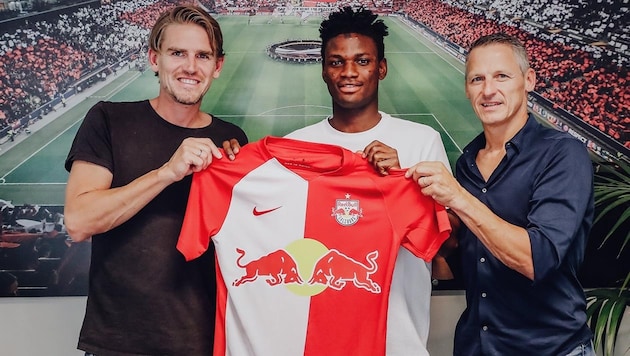 Da war noch alles eitel Wonne: Tijani (Mitte) bei seiner Vorstellung Ende Juli 2020. (Bild: Red Bull Salzburg)