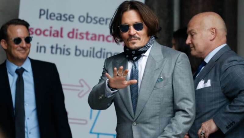 Johnny Depp am 16. Juli 2020 auf dem Weg in den Gerichtssaal. Er hat die britische Zeitung „The Sun“ geklagt. (Bild: APA/AP)