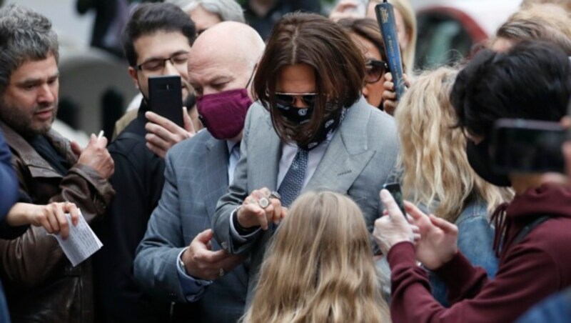 Johnny Depp in London auf dem Weg ins Gericht (Bild: APA/AP Photo/Alastair Grant)