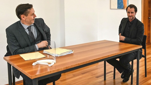 Tirols SPÖ-Chef Georg Dornauer (re.) mit seinem Anwalt Mathias Kapferer (Bild: zeitungsfoto.at/Liebl Daniel)