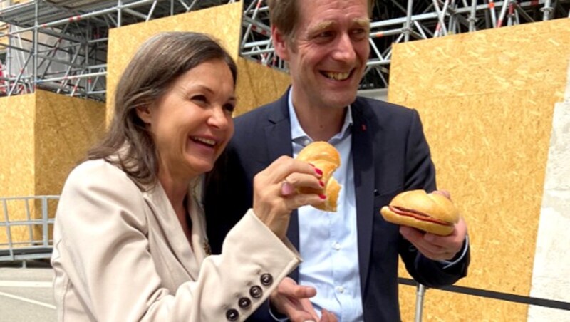 Bäckerei-Chefin Doris Felber brachte Donnerstagvormittag Wurstsemmeln als Stärkung vorbei. SPÖ-Fraktionsführer Jan Krainer nahm diese entgegen und verteilte sie. (Bild: twitter.com/BackereiFelber)