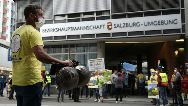 Protest mit Kuhglocken vor der BH (Bild: Tröster Andreas)