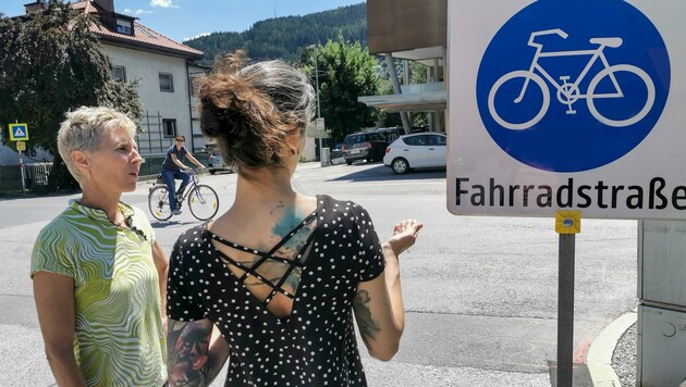 Die neue Fahrradstraße im Westen Innsbrucks wird von Anrainern heiß debattiert. Denn die Schilder wurden quasi über Nacht aufgestellt. „Unzumutbar“, sagt die SPÖ. (Bild: Christian Forcher)