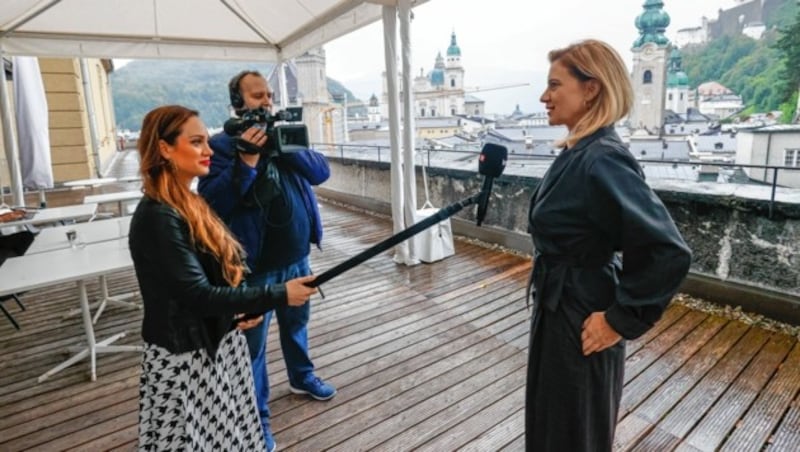 Social Distancing ist bei den Salzburger Festspielen erwünscht und wurde auch beim Video-Interview mit AdabeiTV-Lady Sasa Schwarzjirg für krone.at voll und ganz eingehalten. (Bild: Markus Tschepp)