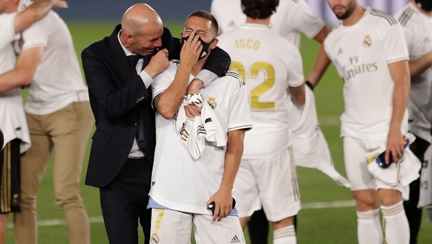 Eden Hazard (re.) mit Zinedine Zidane nach dem Titelgewinn (Bild: AP)
