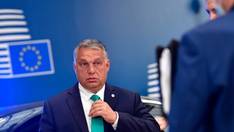 Ungarn (hier im Bild Premier Victor Orban) möchte mit einer Zustimmung das laufende Rechtsstaatsverfahren gegen sich aushebeln. (Bild: John Thys, Pool Photo via AP)