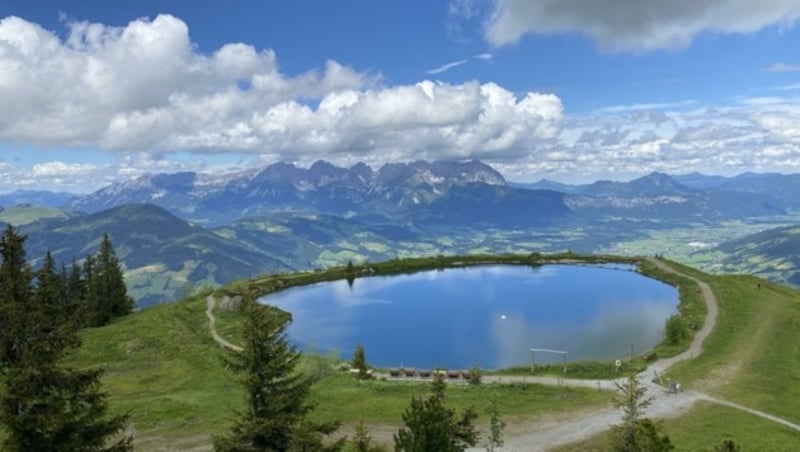 Das große Musikspektakel findet direkt am Speichersee Ehrenbachhöhe im Skigebiet KitzSki statt. Zahlreiche bekannte Stars treten auf der Open-Air-Bühne auf. (Bild: Rass & Dorner GmbH)