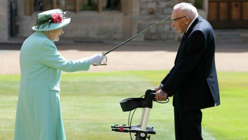 Queen Elizabeth II. (94) ließ es sich nicht nehmen, persönlich den 100 Jahre alten Weltkriegsveteranen und Rekord-Spendensammler Tom Moore zum Ritter zu schlagen. (Bild: AP)