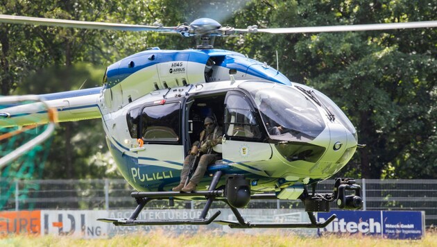Auch ein Polizei-Hubschrauber kam zum Einsatz (Symbolbild) (Bild: APA/dpa/Philipp von Ditfurth)