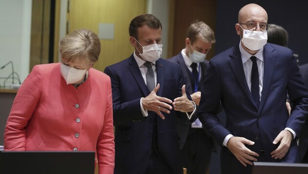 Angela Merkel, Emmanuel Macron und Charles Michel (Bild: AP)